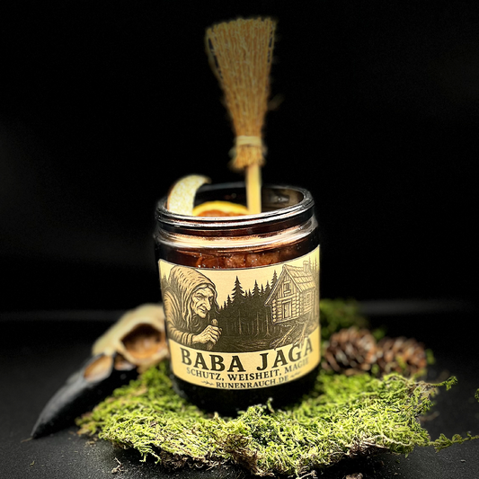 Baba Jaga Schutzkerze - Magische Hexenkerze mit Runenrauch, Besen & Kristall
